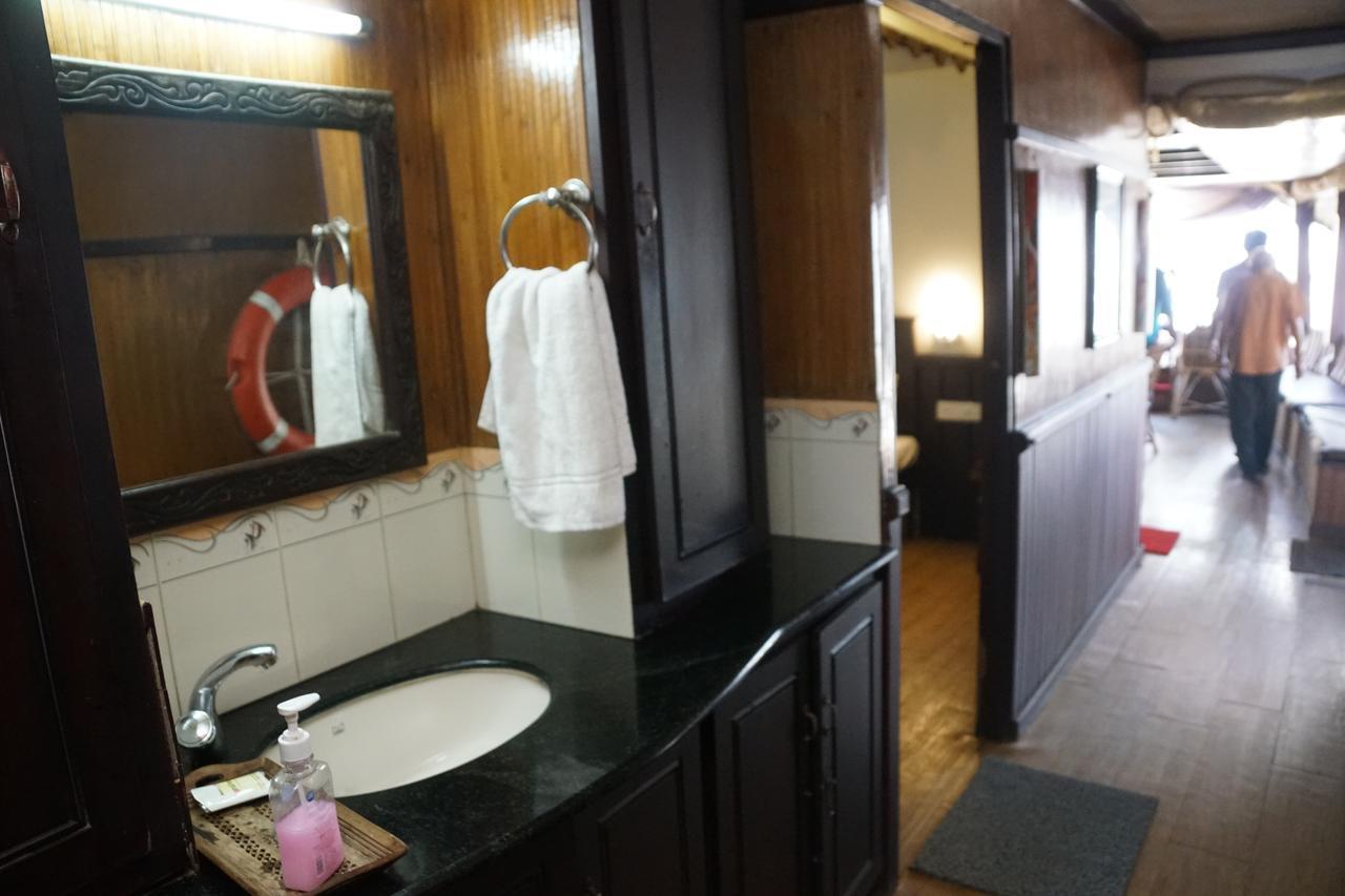 Soma Hamsam House Boat Hotel Alappuzha Buitenkant foto